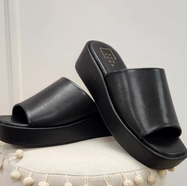 Shu Shop                                                                                             Lourdes Sandal (Black)